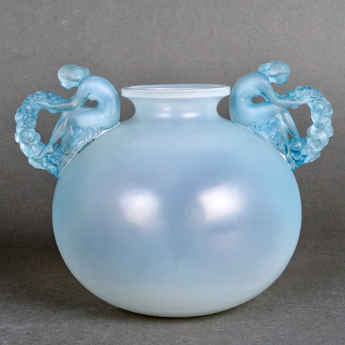 1926 René Lalique - Vase Bouchardon Verre Opalescent Patiné Bleu
