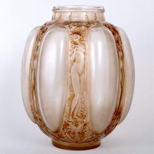 1912 René Lalique - Vase Six Figurines Et Masques Verre Blanc Patiné Sépia