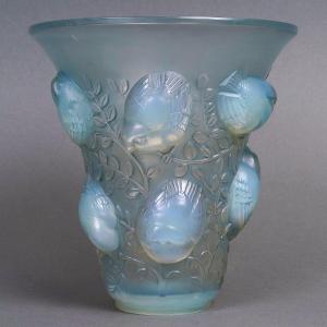 1930 René Lalique - Vase Saint François Verre Opalescent Patiné Bleu