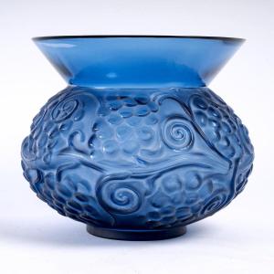1930 René Lalique - Vase Fontainebleau Navy Blue Glass With White Patina