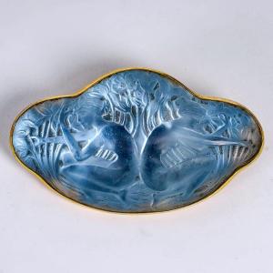 1913 René Lalique - Broche Deux Figurines Dos à Dos Verre Sur Clinquant Bleu