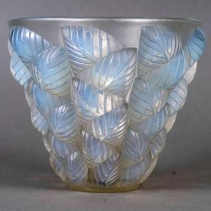 1927 René Lalique - Vase Moissac Verre Opalescent Patiné Bleu