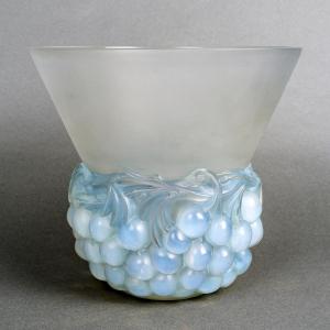1930 René Lalique - Vase Cerises Verre Opalescent Patiné Bleu