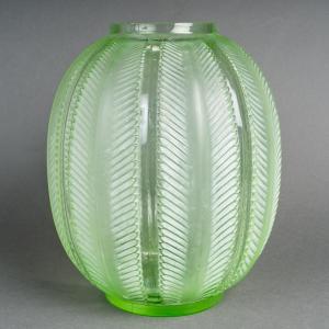 1932 René Lalique - Vase Biskra Lime Green Glass With White Patina