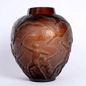 1921 René Lalique - Vase Archers Red Amber Glass With White Patina