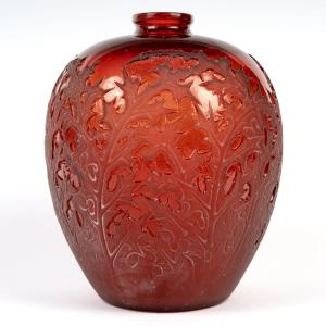 1920 René Lalique - Vase Acanthes Red Glass