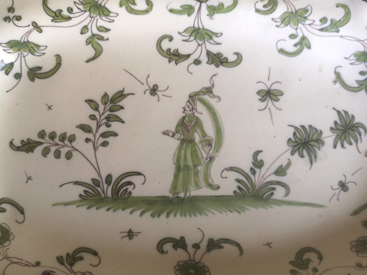 Moustiers - Plat ovale chantourné 18ème -  Femme dans un jardin - Camaïeu vert et manganèse-photo-3