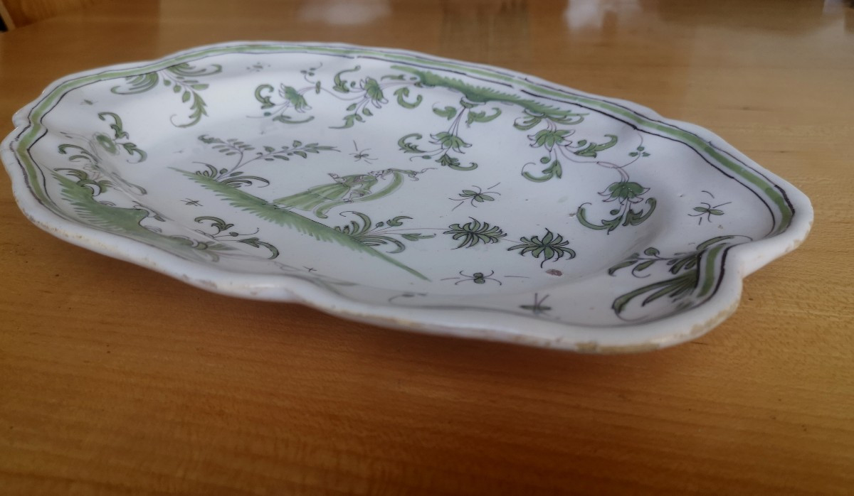 Moustiers - Plat ovale chantourné 18ème -  Femme dans un jardin - Camaïeu vert et manganèse-photo-1