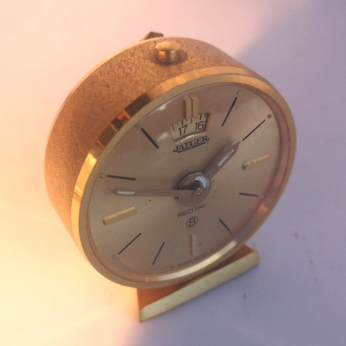 Réveil Jaeger Recital guilloché doré avec son étui cuir- Très bel état- Fonctionne parfaitement-photo-1