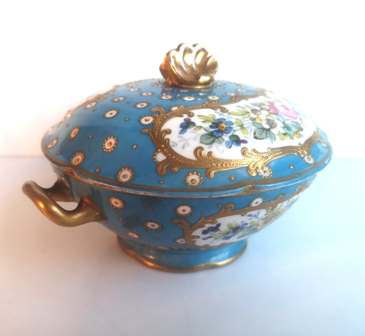Coupe couverte à anses “dans le style Louis XV” Manufacture de Sèvres, travail du Second Empire-photo-2