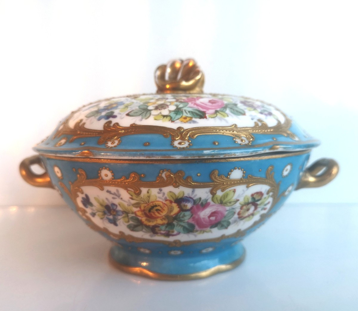 Coupe couverte à anses “dans le style Louis XV” Manufacture de Sèvres, travail du Second Empire