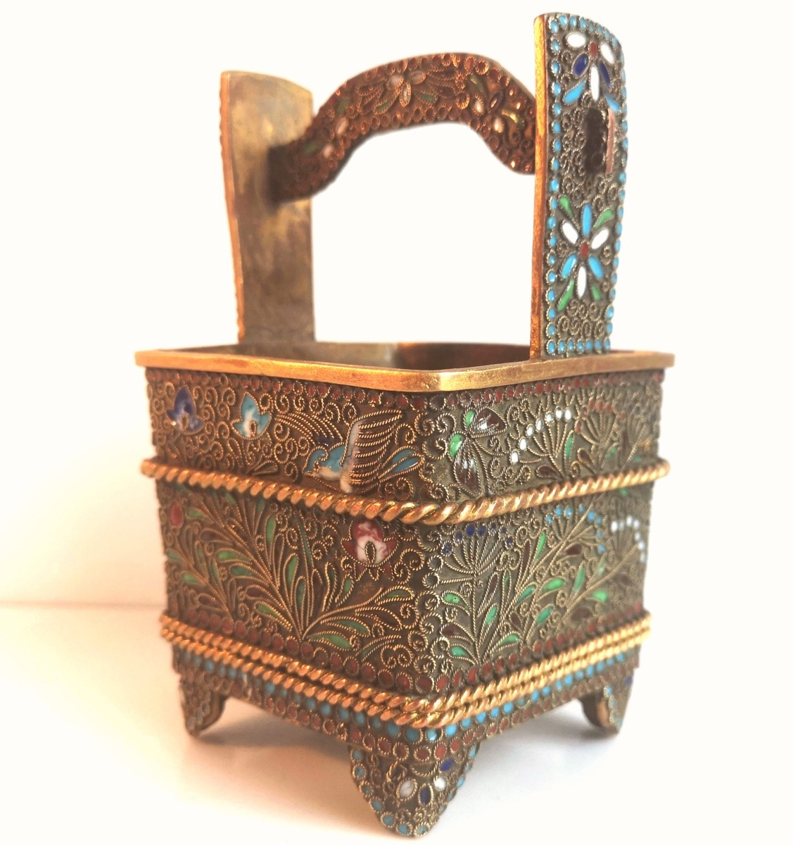 Kovsh russe XIXe en cuivre doré, émaux cloisonnés et filigrane, décor naturaliste 