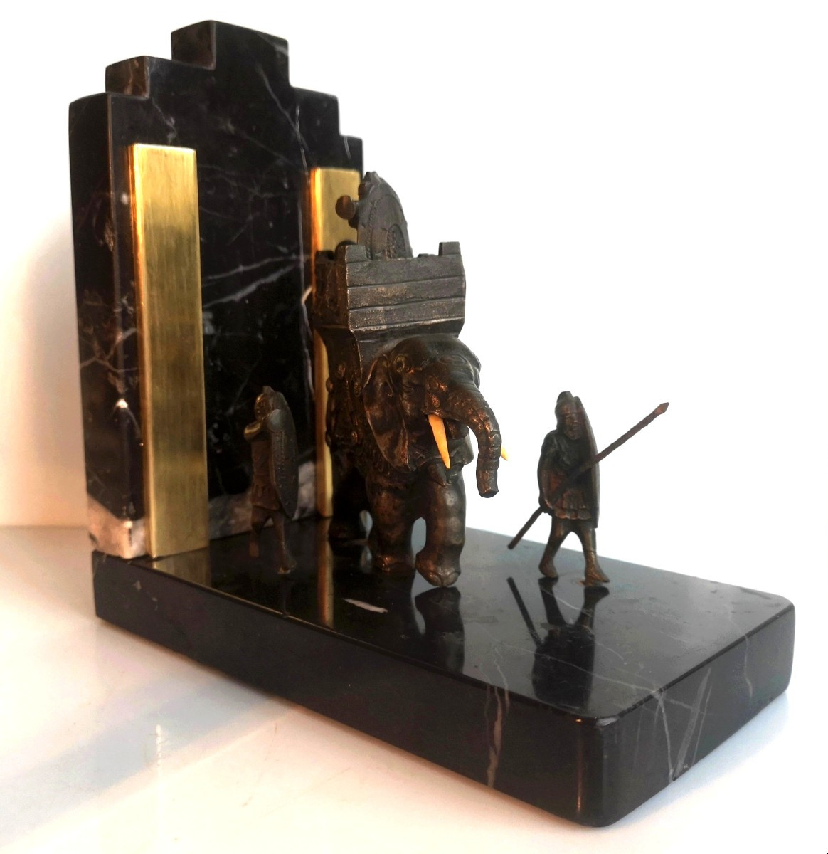 Serre-livre Art déco en bronze patiné - L’Éléphant de guerre d’Hannibal France, vers 1920–1930-photo-2