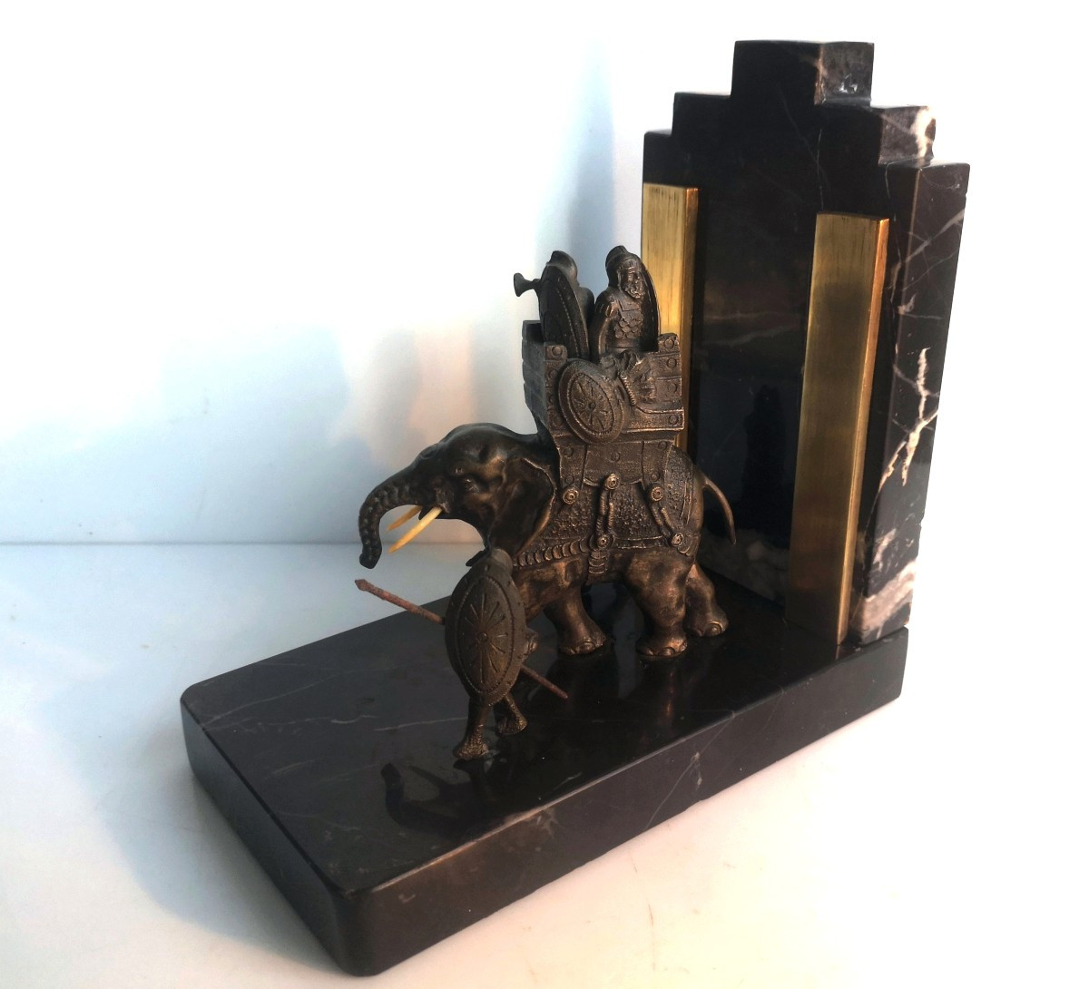 Serre-livre Art déco en bronze patiné - L’Éléphant de guerre d’Hannibal France, vers 1920–1930-photo-2