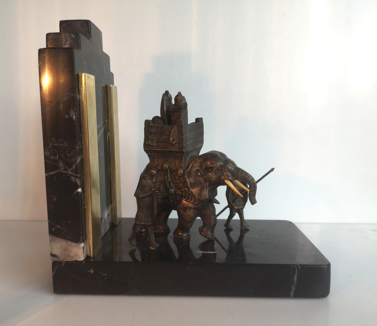 Serre-livre Art déco en bronze patiné - L’Éléphant de guerre d’Hannibal France, vers 1920–1930