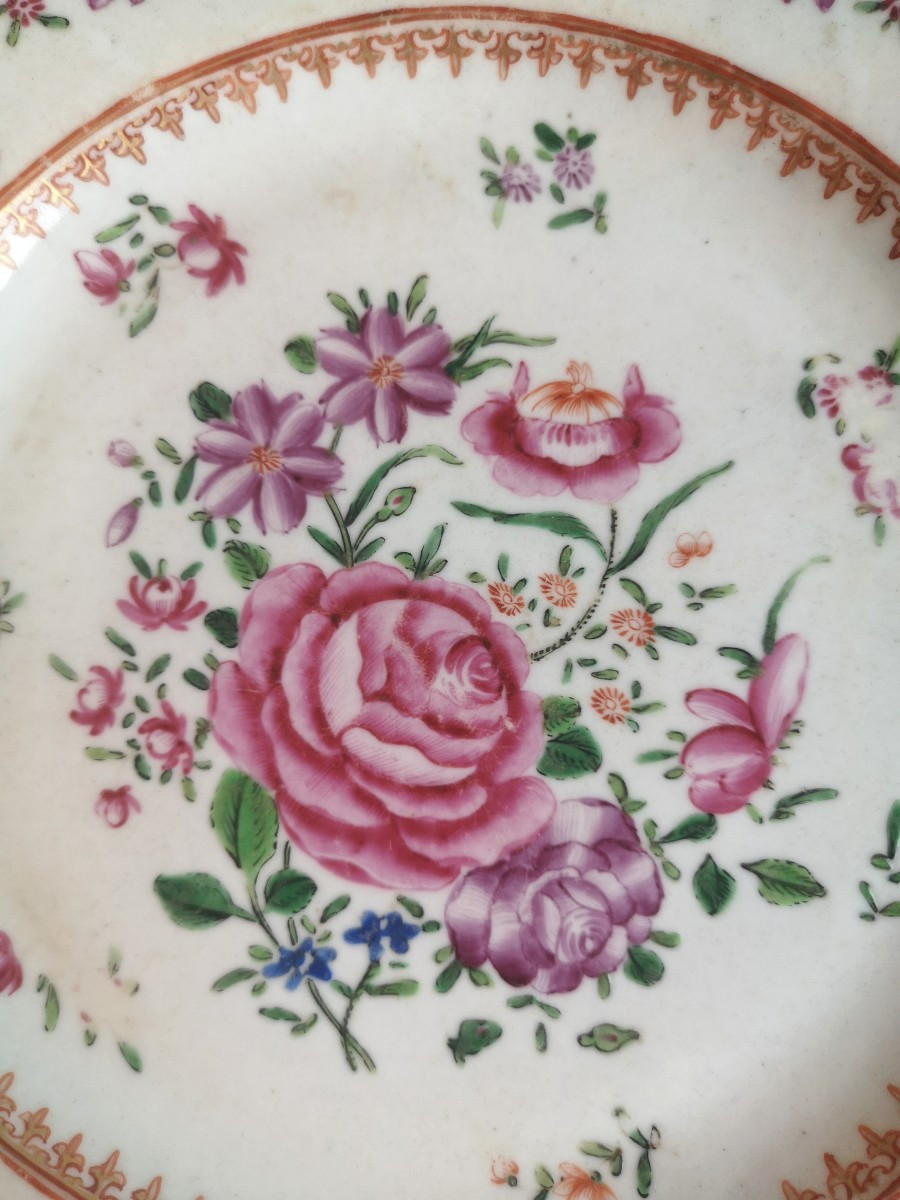 China — Qing Dynasty, Qianlong Period (1736–1795) Porcelain Plate With Famille Rose Decoration -photo-1
