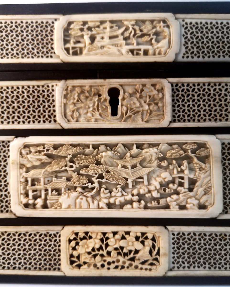 Coffret chinois en ivoire sculpté – Canton, milieu XIXᵉ siècle, décor de pagodes et cavaliers-photo-2