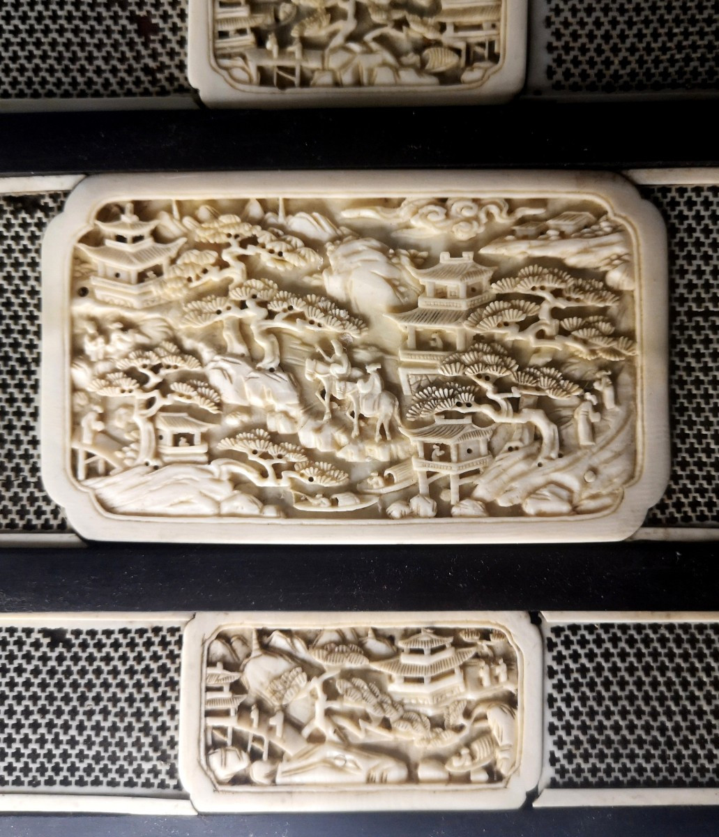 Coffret chinois en ivoire sculpté – Canton, milieu XIXᵉ siècle, décor de pagodes et cavaliers-photo-3