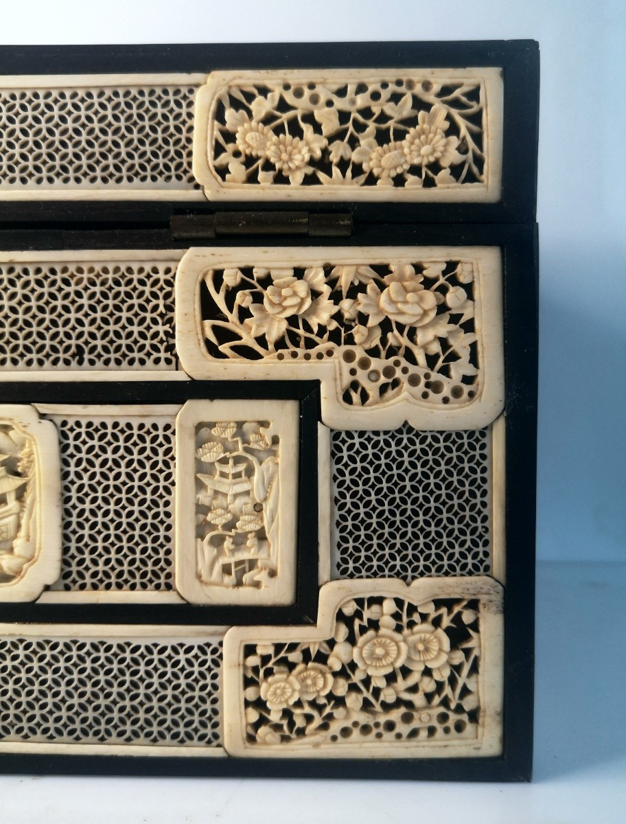 Coffret chinois en ivoire sculpté – Canton, milieu XIXᵉ siècle, décor de pagodes et cavaliers-photo-1