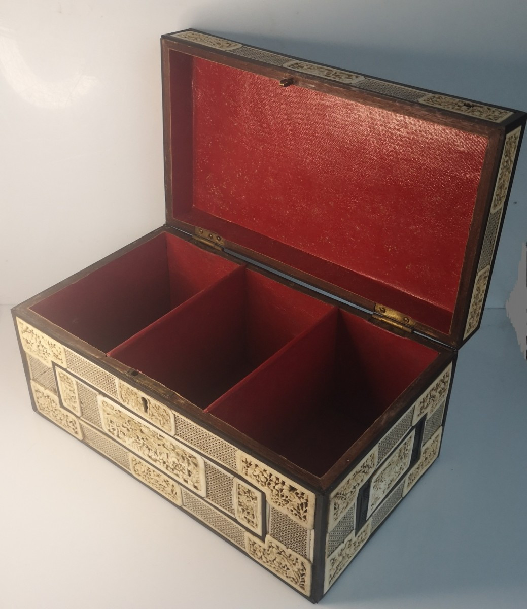 Coffret chinois en ivoire sculpté – Canton, milieu XIXᵉ siècle, décor de pagodes et cavaliers-photo-3