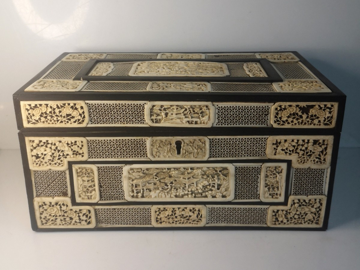 Coffret chinois en ivoire sculpté – Canton, milieu XIXᵉ siècle, décor de pagodes et cavaliers-photo-5