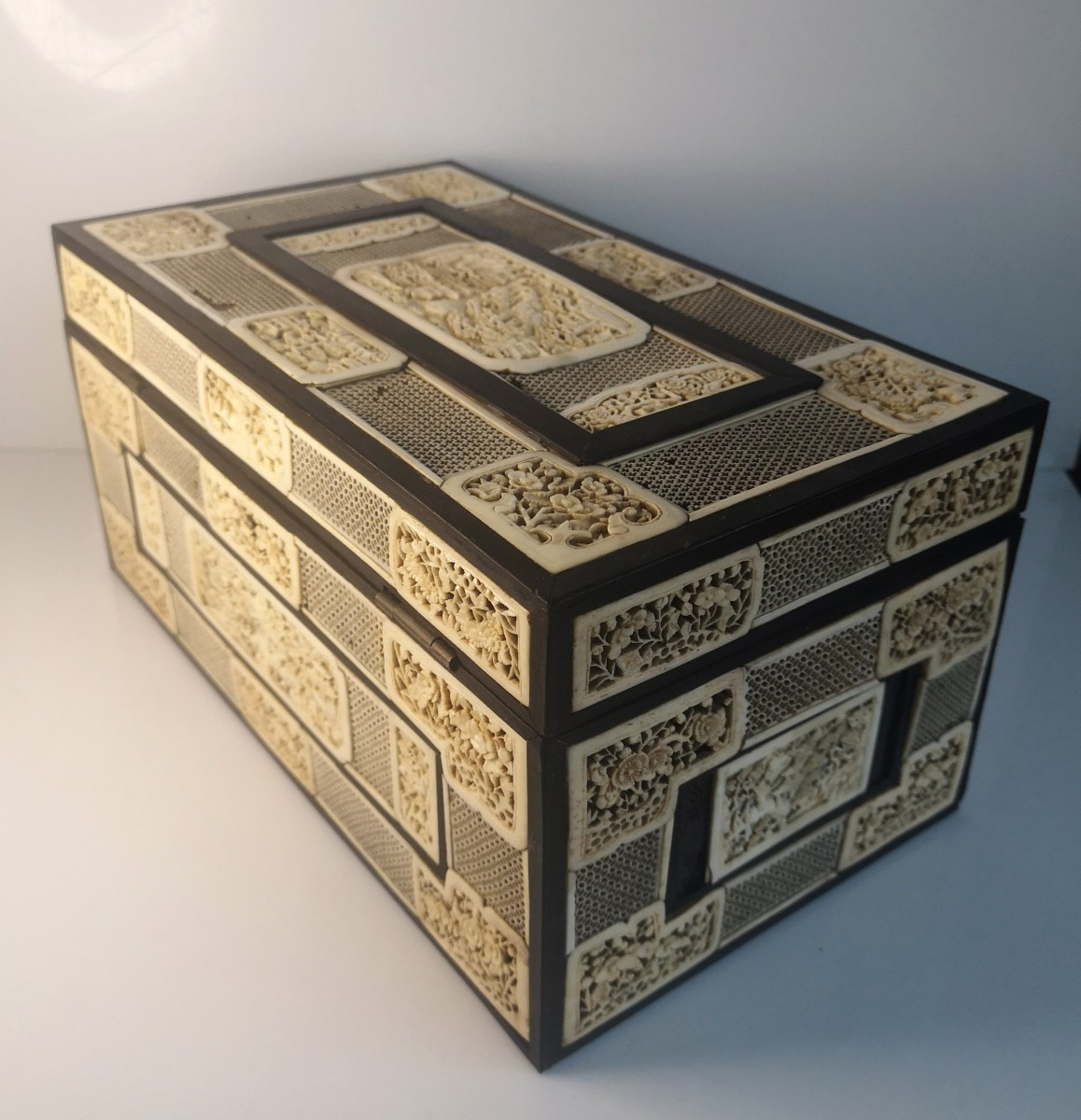 Coffret chinois en ivoire sculpté – Canton, milieu XIXᵉ siècle, décor de pagodes et cavaliers-photo-7