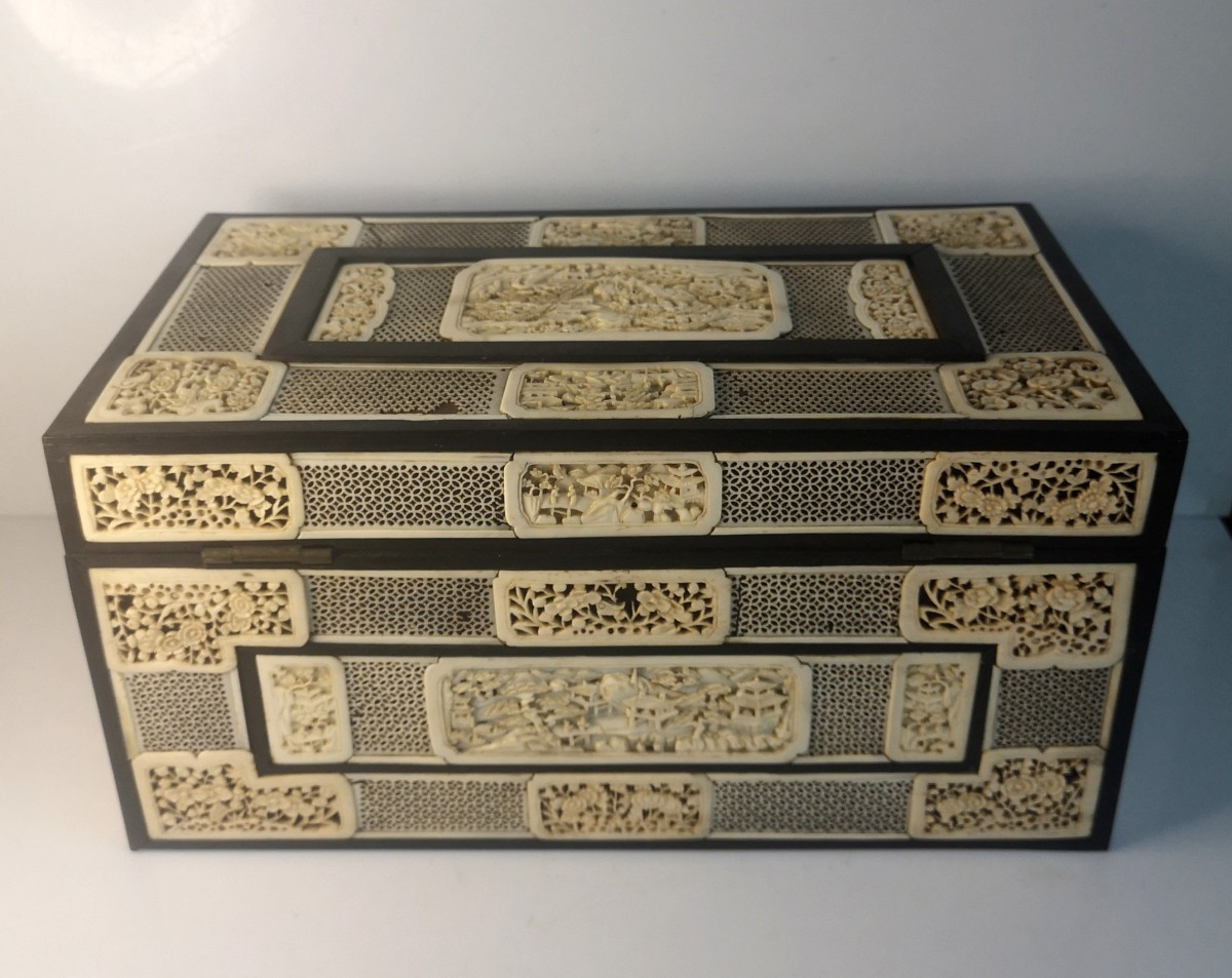 Coffret chinois en ivoire sculpté – Canton, milieu XIXᵉ siècle, décor de pagodes et cavaliers-photo-4