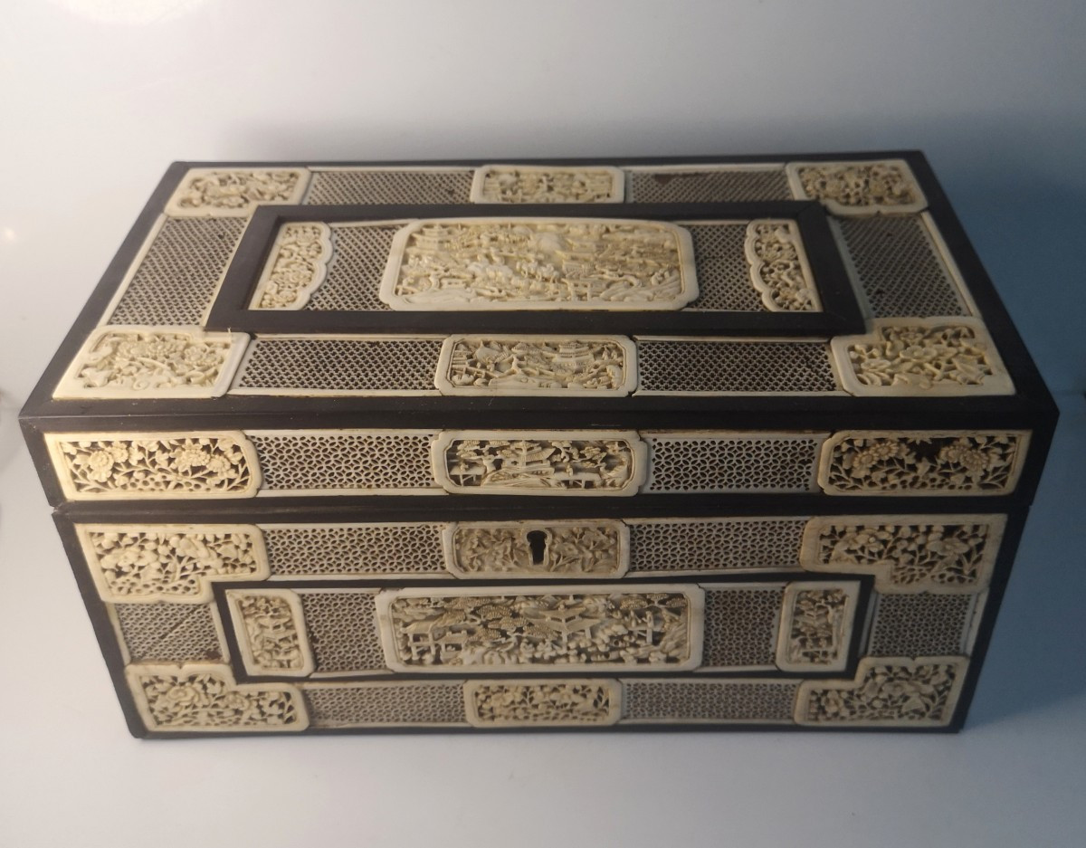 Coffret chinois en ivoire sculpté – Canton, milieu XIXᵉ siècle, décor de pagodes et cavaliers