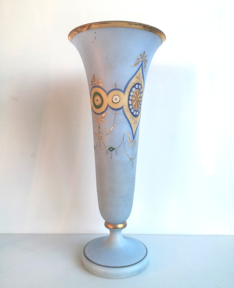 Vase tulipe Restauration 1820 - Opaline cristal bleu lavande soufflée décor géométrique émaillé