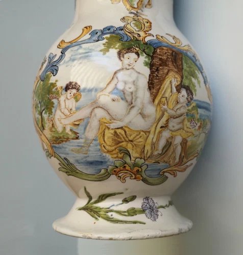FAÏENCE LILLE XVIII° VÉNUS AU BAIN - Pichet à scène mythologique - 1740-1760