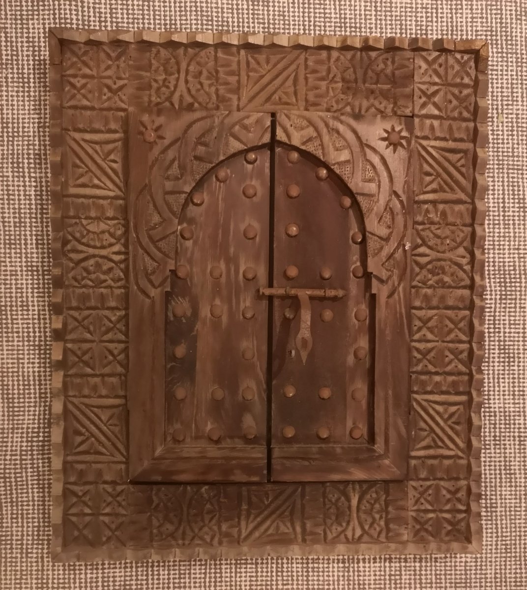 Panneau mural marocain sculpté à deux portes, vers 1960