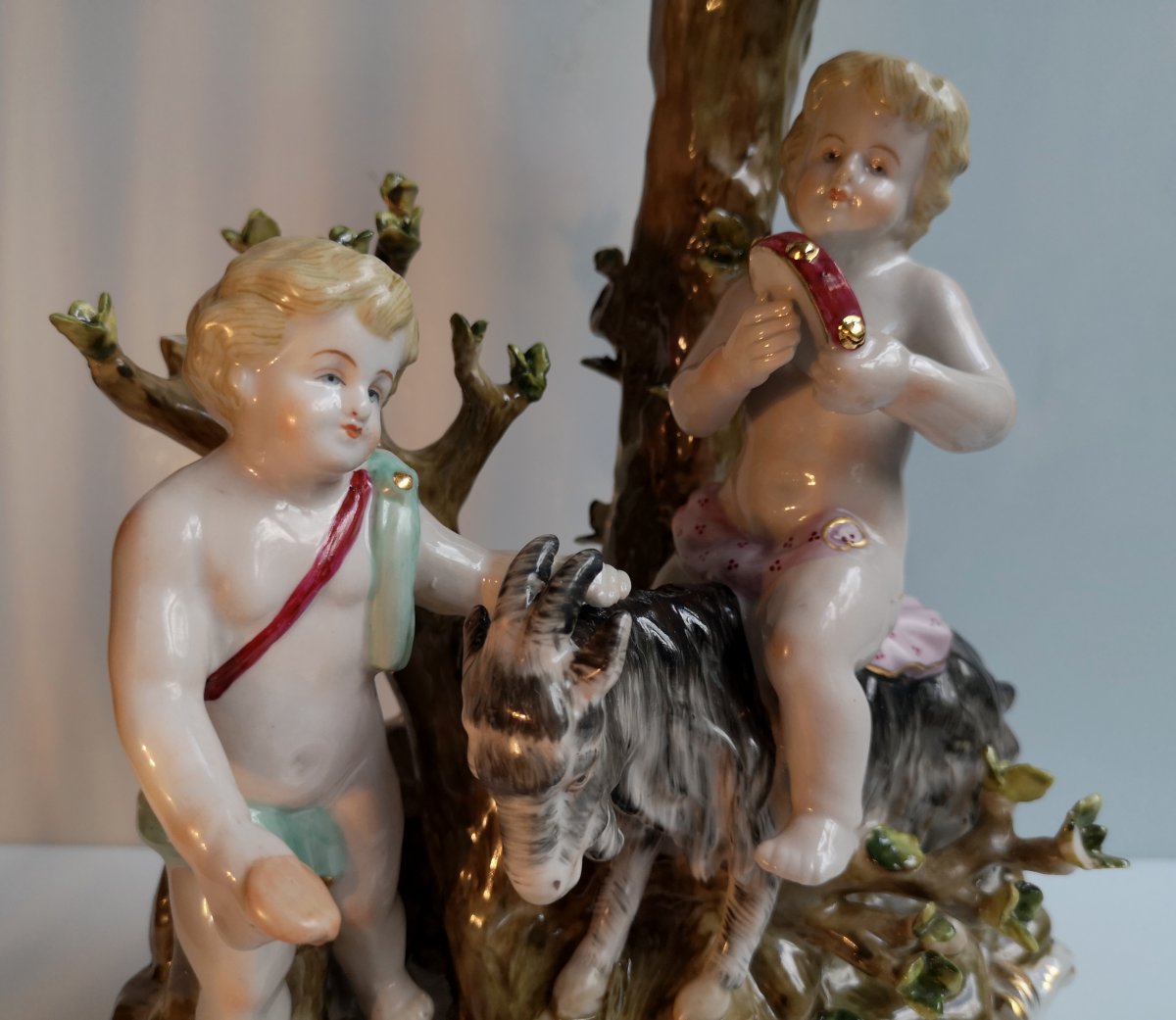 XIX° Bougeoir Porcelaine Allemande à Décor De Deux Puttis Jouant Avec Un Bouc-photo-4