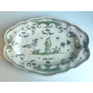 Moustiers - Plat ovale chantourné 18ème -  Femme dans un jardin - Camaïeu vert et manganèse