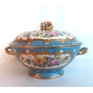 Coupe couverte à anses “dans le style Louis XV” Manufacture de Sèvres, travail du Second Empire