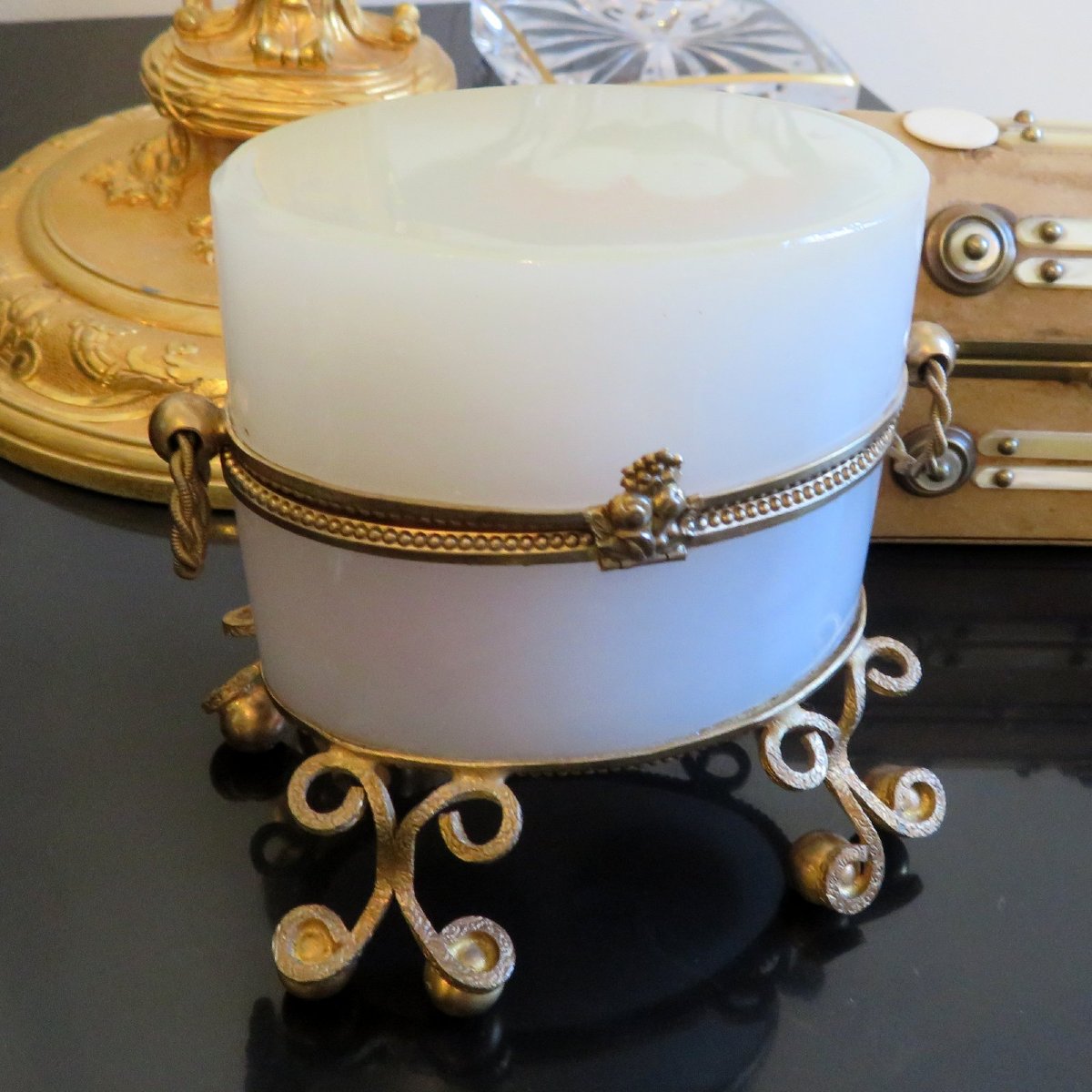 Little Fragancy Box In Opaline White Glass Napoleon III Period 19th-photo-2