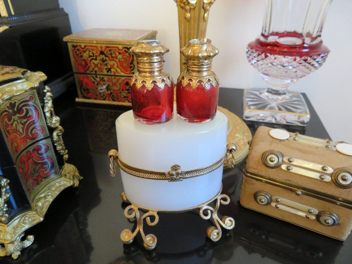 Little Fragancy Box In Opaline White Glass Napoleon III Period 19th-photo-4