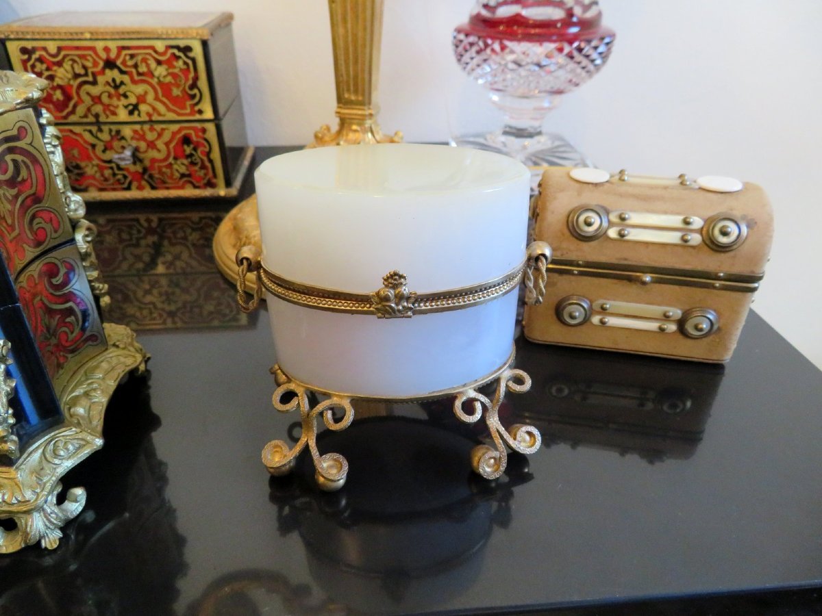 Little Fragancy Box In Opaline White Glass Napoleon III Period 19th-photo-1