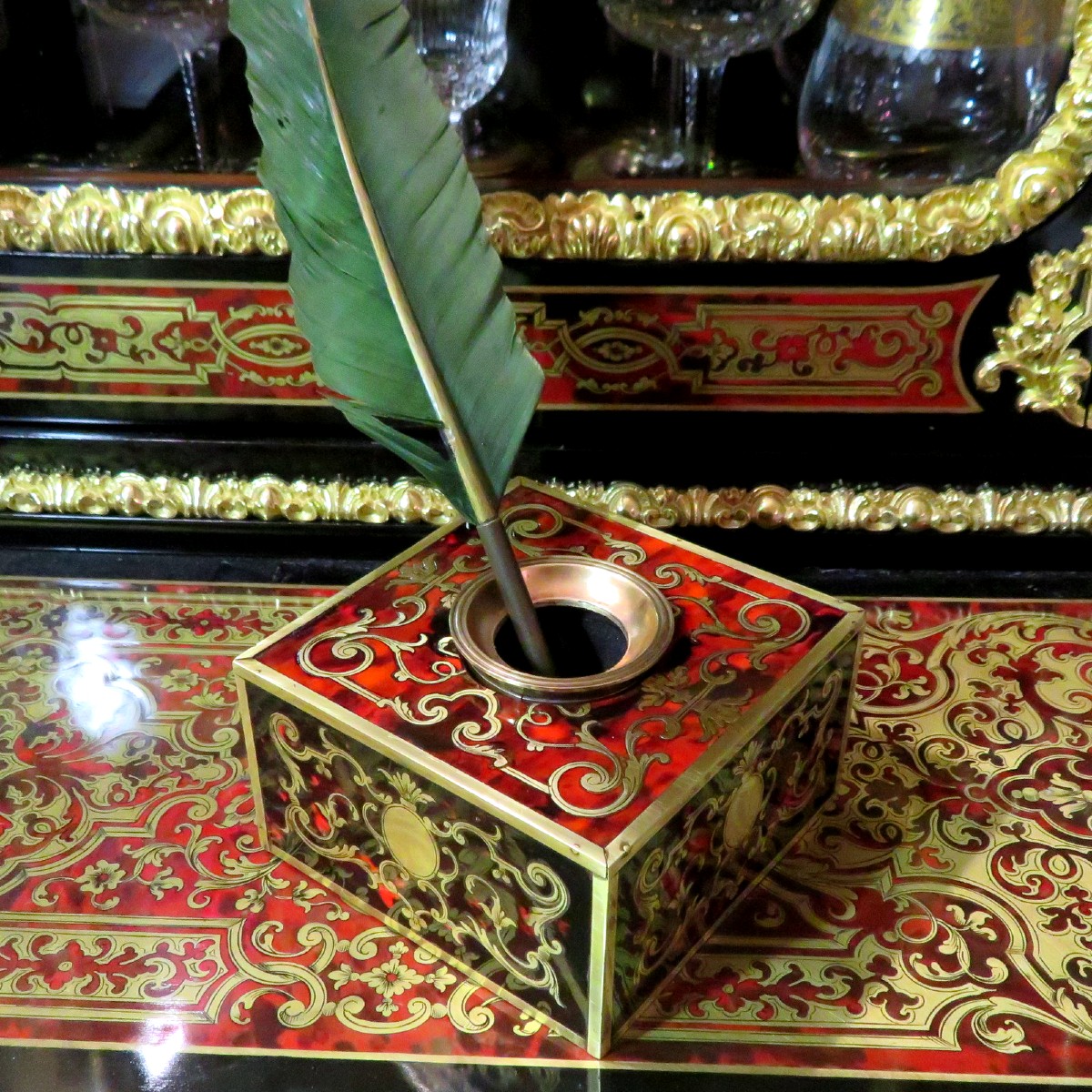 Encrier de bureau en marqueterie Boulle époque Napoléon III avec sa plume
