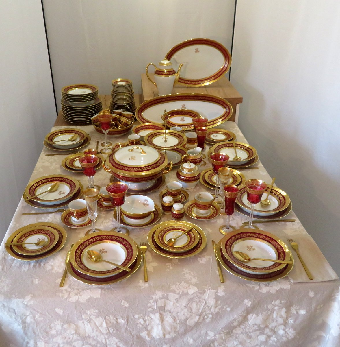 BERNARDAUD Service de 116 piéces en porcelaine de Limoges Thistle Or et Rouge 