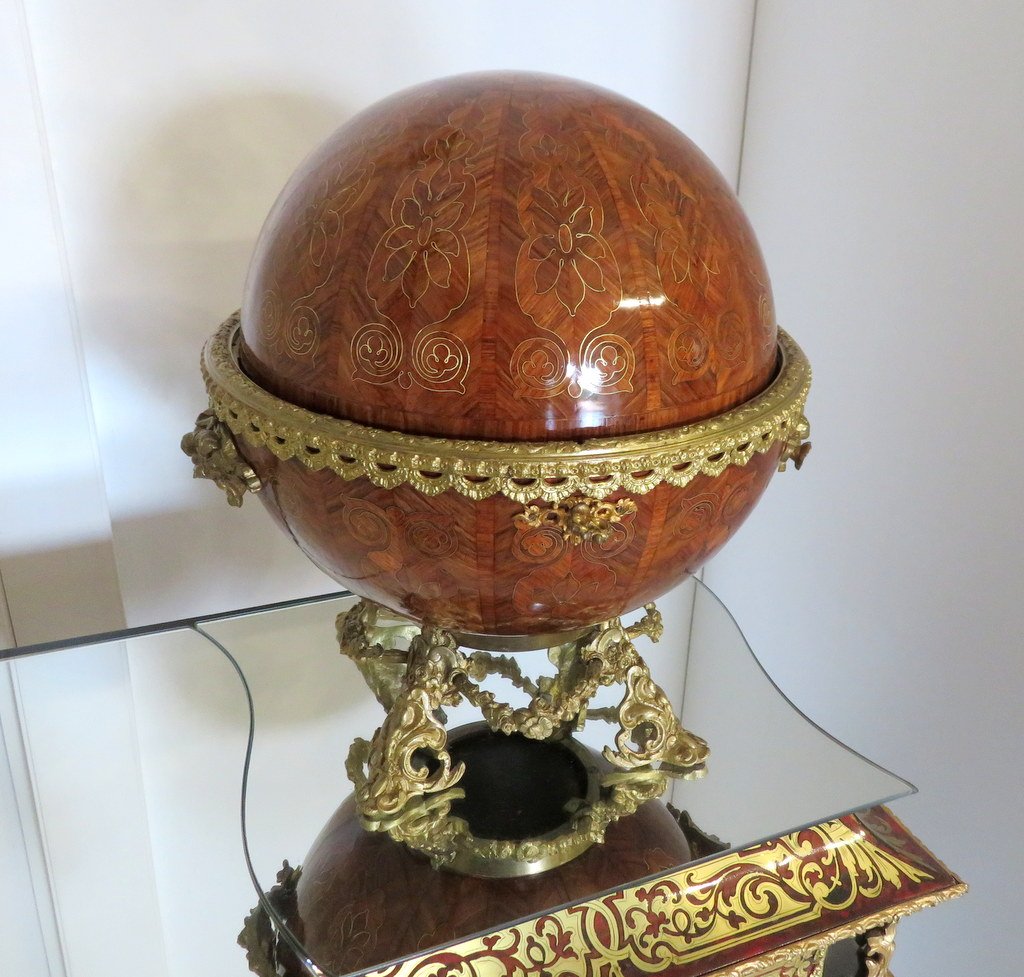 Cave à liqueur mongolfière en marqueterie de Bois de Rose époque Napoléon III