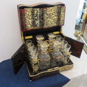 Cave à liqueur en marqueterie Boulle d'époque Napoléon III intérieur en cristal doré complet