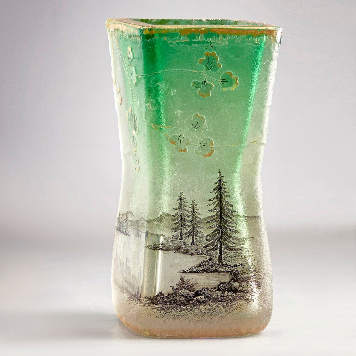 Vase Daum Nancy - circa 1900 – Verre sablé & camée, paysage, dégradé vert vif
