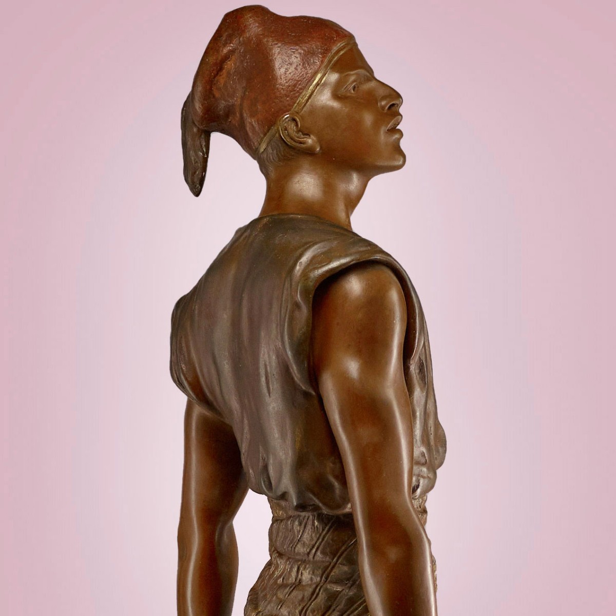 Grand bronze - Marcel DEBUT (1865 – 1933) - Le porteur tunisien