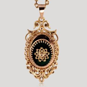 Yellow Gold And Green Agate Cassolette Pendant Necklace, 19th Century