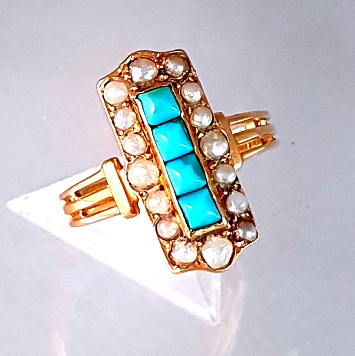 BAGUE OR JAUNE TURQUOISES ET PERLES FINES - 1ère  MOITIE DU XIXème SIECLE