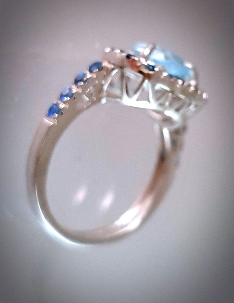 BAGUE COEUR OR BLANC SERTIE d'une AIGUE MARINE TAILLÉE EN  COEUR ENTOURÉ DE SAPHIRS BLEUS-photo-1