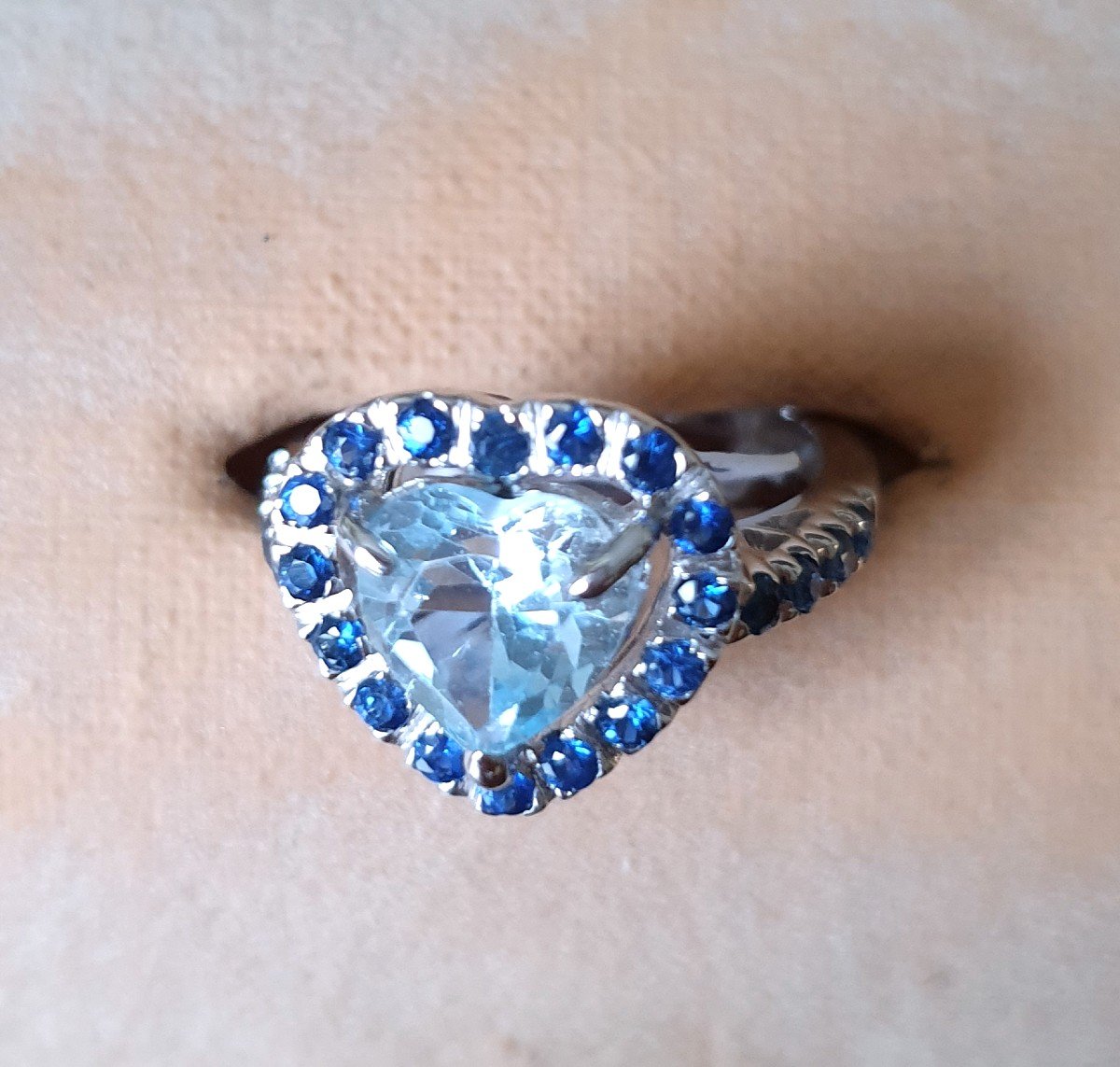 BAGUE COEUR OR BLANC SERTIE d'une AIGUE MARINE TAILLÉE EN  COEUR ENTOURÉ DE SAPHIRS BLEUS