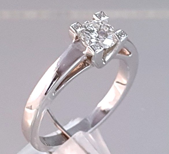 BAGUE de FIANCAILLES  SOLITAIRE -  OR BLANC 750°/°° - CHATON CARRÉ  AVEC DIAMANT   T.M. 0,51 CT - -photo-3