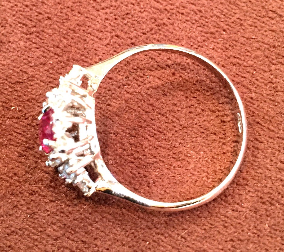 BAGUE OR BLANC RUBIS FIN AU CENTRE et ENTOURAGE de DIAMANTS "PRINCESSE"-photo-1