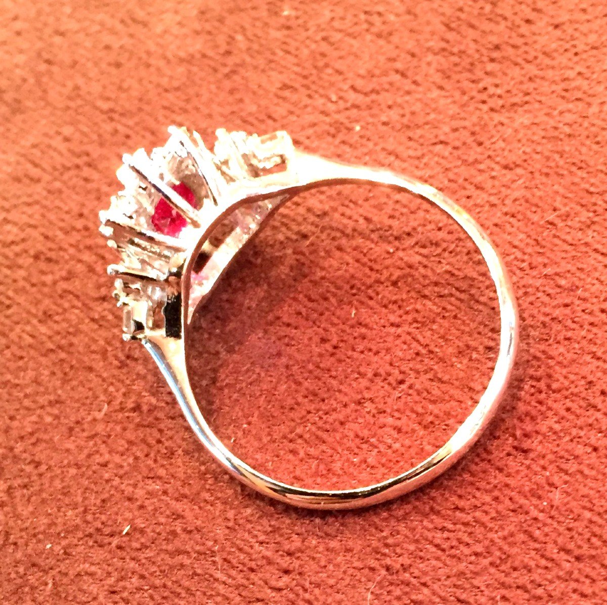 BAGUE OR BLANC RUBIS FIN AU CENTRE et ENTOURAGE de DIAMANTS "PRINCESSE"-photo-3